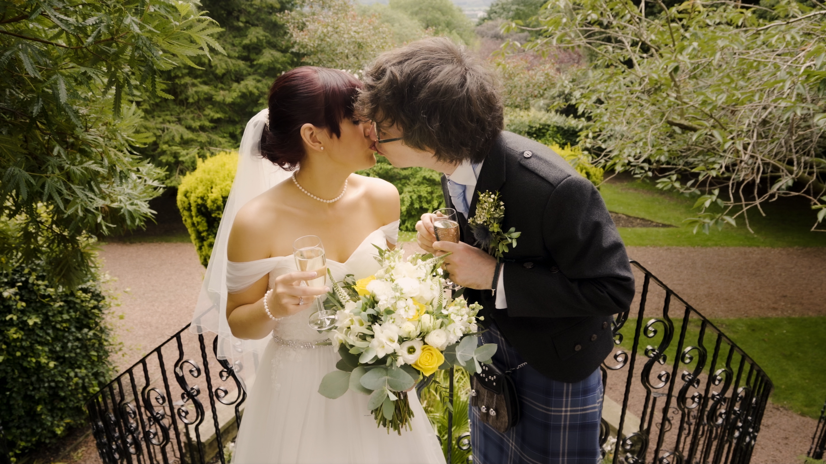 Kyra & Alan, young couple kissing